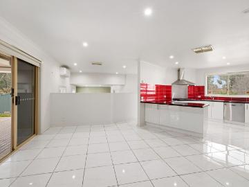 Comfortable Living in Quiet West Albury Court