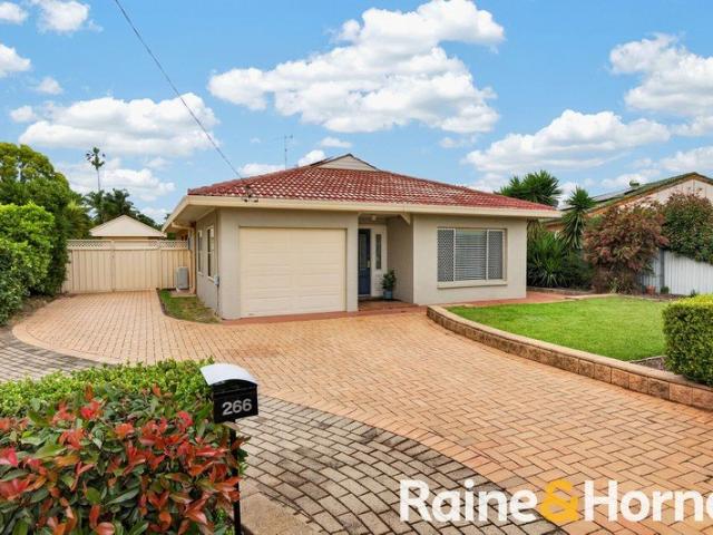 Comfortable Living Opposite Wahroonga Park