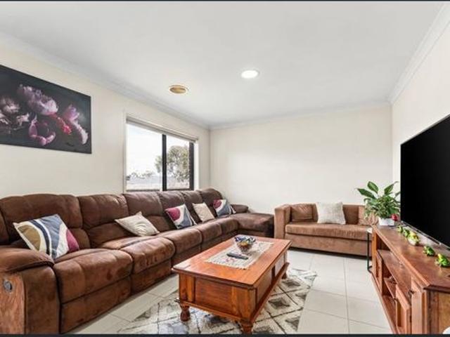 Comfortable Living Opposite the Park