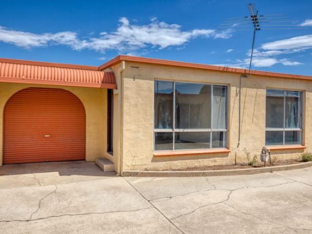 Comfortable living, modern updates and unbeatable convenience!