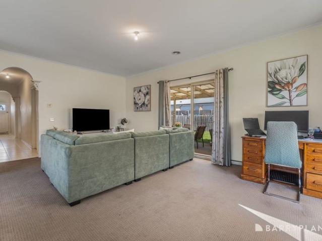 Comfortable Living with a Fantastic Outdoor Entertaining Area