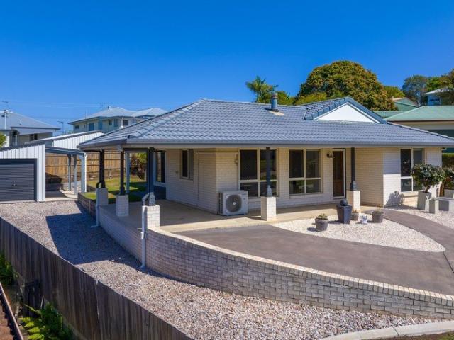 Comfortable Living with Space to Enjoy Inside and Out