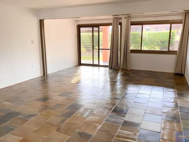 ☀️ Comfortable Living with Spacious Backyard