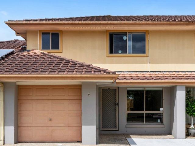 COMFORTABLE, LOW MAINTENANCE LIVING IN A CONVENIENT HELENSVALE LOCATION