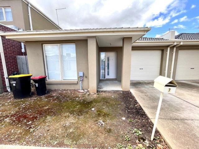 Comfortable & Low Maintenance Living in a Convenient Location