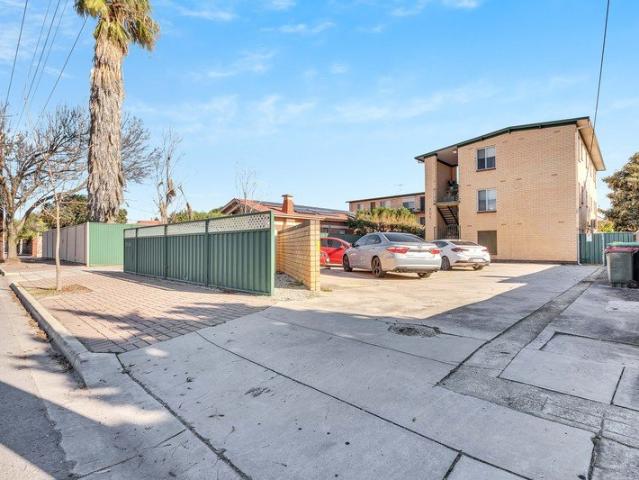 Comfortable & Low Maintenance Unit in a Convenient Location