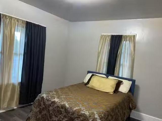 Comfortable & newly renovated Decatur House with Living room.