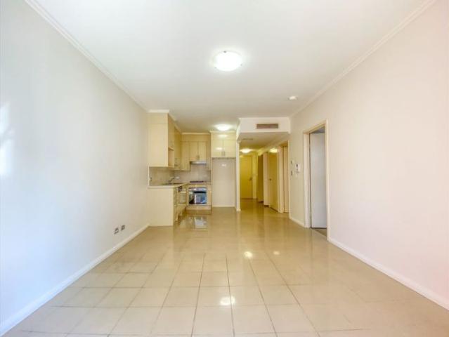 Comfortable One Bedroom Apartment in reputable Chelsea Park complex Walking To Everywhere