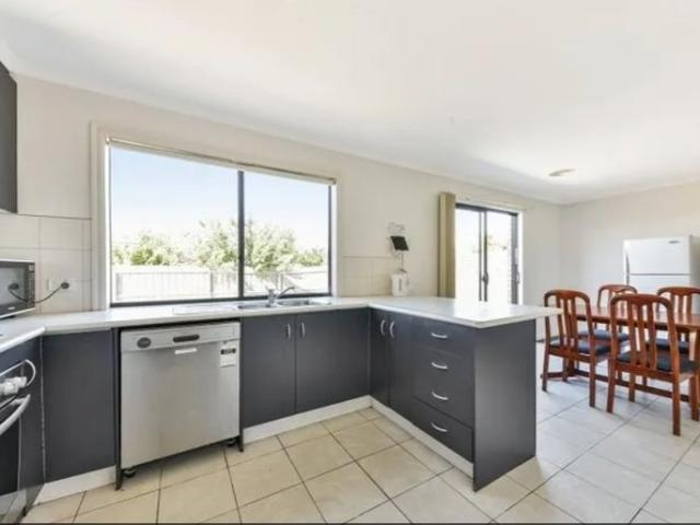 Comfortable Room for Rent Near Deakin University & Waurn Ponds Station