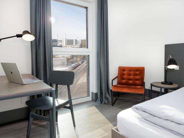 Comfortable room with a double bed in Frankfurt