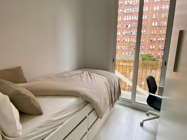 Comfortable single bedroom in moern apartment close to Foneria metro station