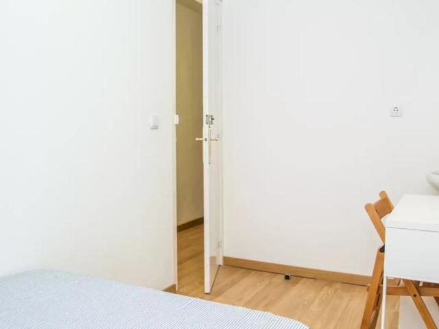 Comfortable single bedroom in shared flat near the Universitat metro station