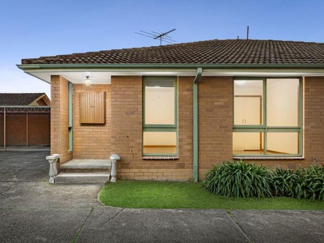 Comfortable Single Level Living in Central Clayton