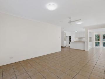 Comfortable Spacious Living with Pool in Yeronga
