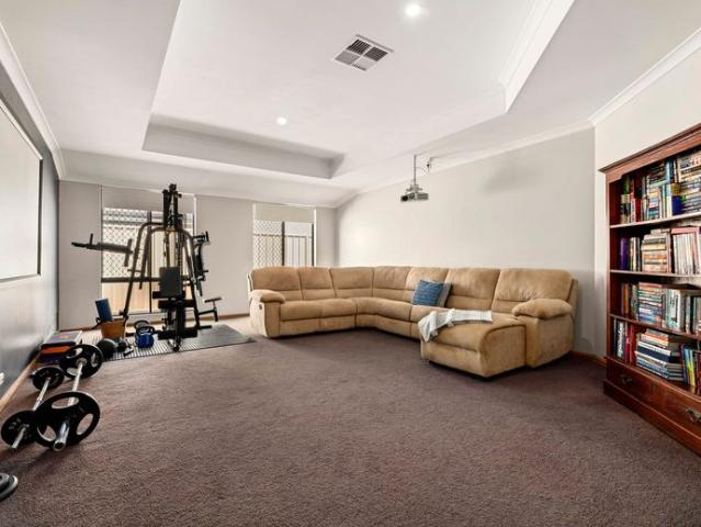 Comfortable & Stylish Living in Prime Lakelands Location
