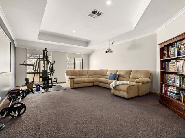 Comfortable & Stylish Living in Prime Lakelands Location