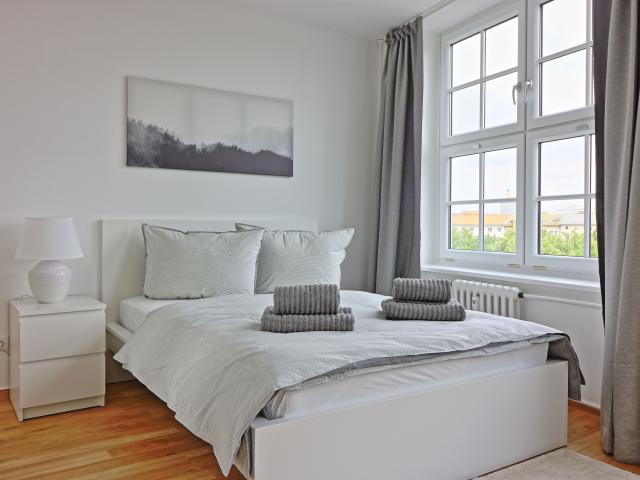 Comfortably furnished 4 room attic apartment with balcony suitable as a business WG