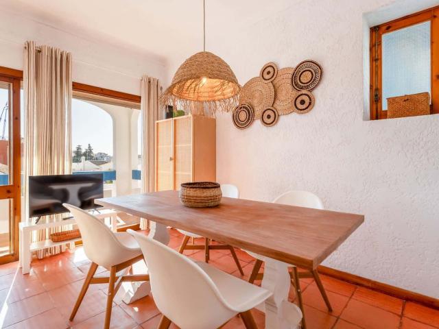 Comfy 2 BDR Apartment W/ Balcony
