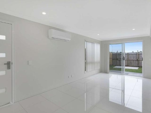 Comfy and Inviting 2 Bedroom Duplex in Park Ridge