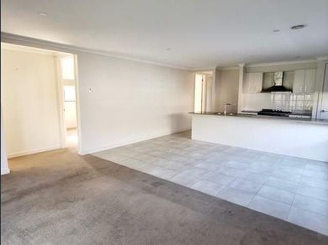 Comfy and Spacious Family Residence in Featherbrook
