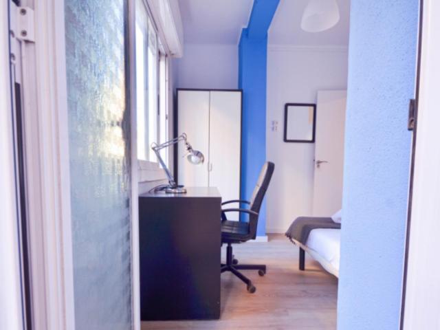 Comfy double bedroom in a 5 bedroom apartment near Parc del Mirador del Poble Sec