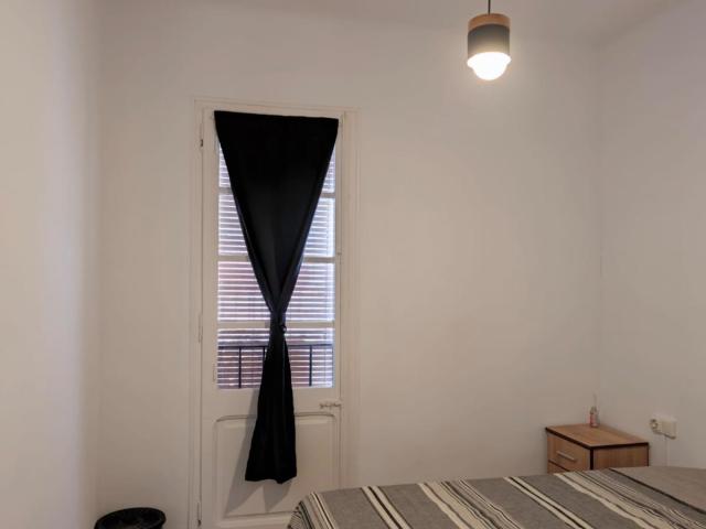 Comfy double bedroom in Barcelona close to Plaça de Sants metro station