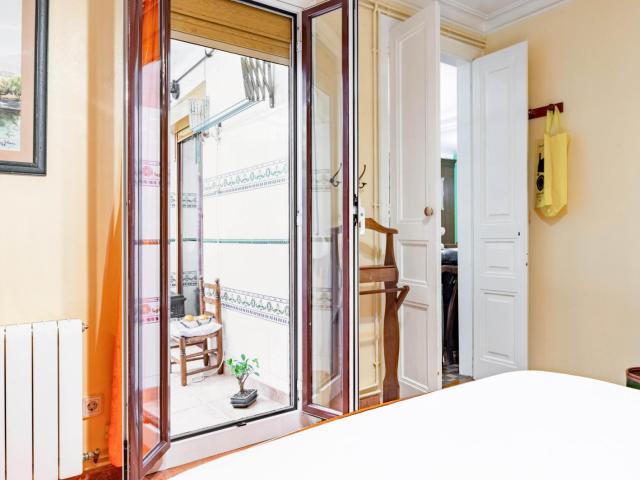 Comfy double bedroom in Barcelona next to Uni Barcelona and Plaza Cataluña