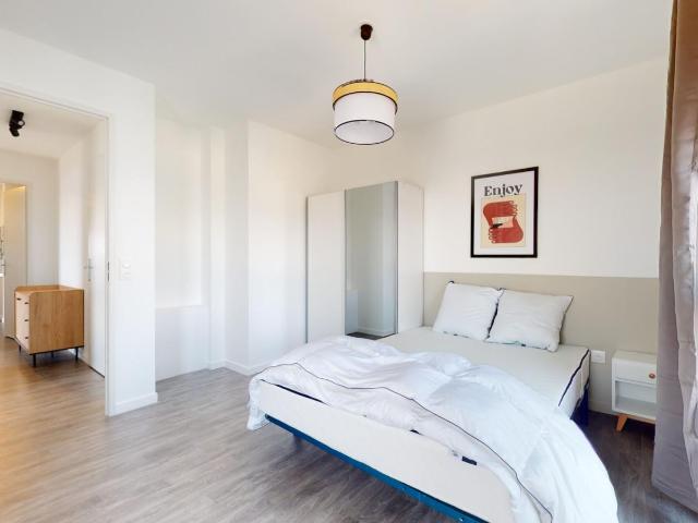 Comfy double bedroom in Jas de Bouffan