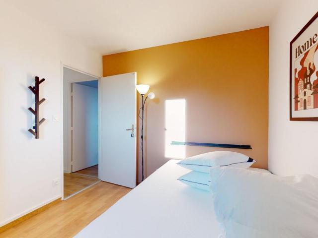 Comfy double bedroom in Jas de Bouffan