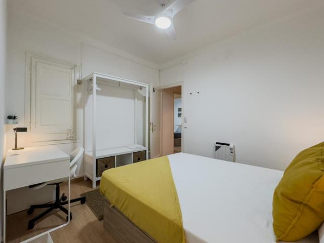 Comfy double bedroom near Barcelona's Knowledge Campus