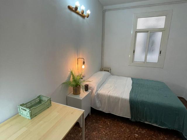 Comfy double bedroom near Parc del Turó del Putxet