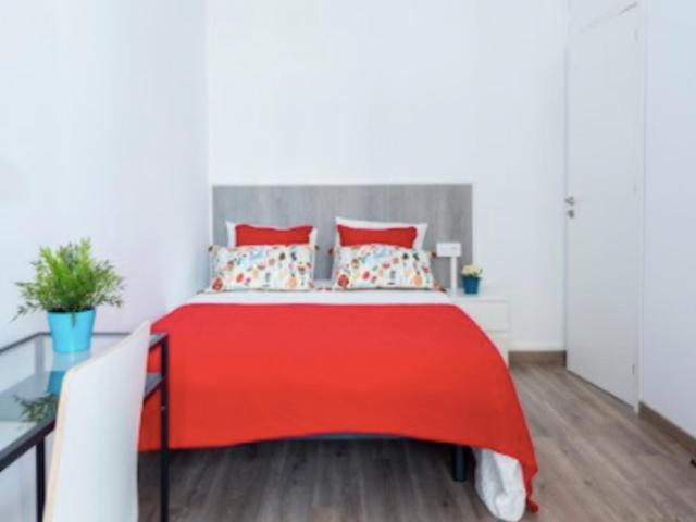 Comfy double bedroom near Verdaguer metro station