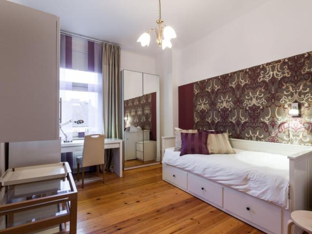 Comfy single bedroom in 6 bedroom apartment