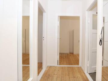 Comfy single bedroom in 3 bedroom apartment with balcony