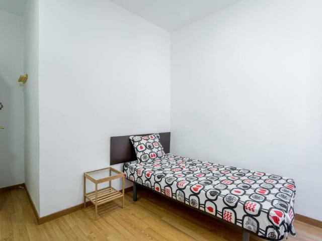 Comfy single bedroom in a student flat, in El Raval