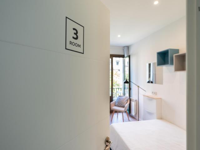 Comfy single bedroom in a 7 Bedroom apartment, close to Gothic Quarter