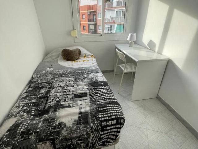 Comfy Single Bedroom nearby Can Vidalet Metro Station