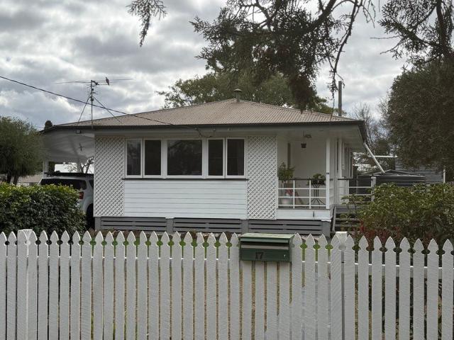 Spacious Family Living on a Huge 1,002 m2 Block