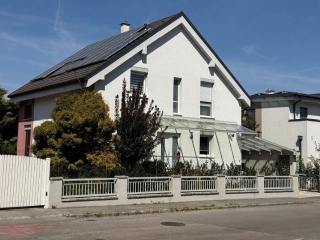 super nettes Haus mit Pool