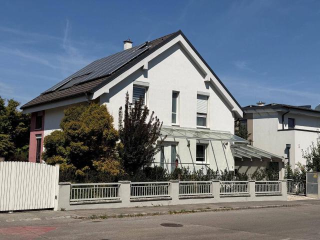 super nettes Haus mit Pool