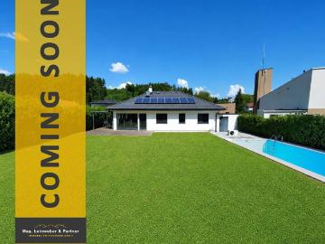 Traumhaftes Wohnen in Seenähe Exklusiver Hartl Haus Bungalow mit sonnigem Garten, Einzelgarage, Doppelcarport Pool & PV Anlage in Seewalchen am Attersee