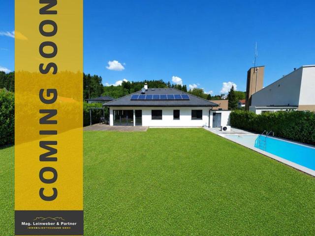 Traumhaftes Wohnen in Seenähe Exklusiver Hartl Haus Bungalow mit sonnigem Garten, Einzelgarage, Doppelcarport Pool & PV Anlage in Seewalchen am Attersee