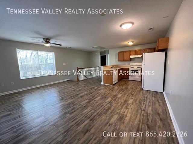 Charming 3 bed, 2 bath townhome in Oak Ridge!