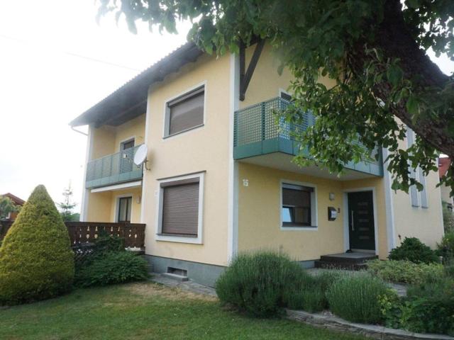 Wohnhaus mit zwei getrennten Wohnungen, Sonnenterrasse und Garagen/Keller