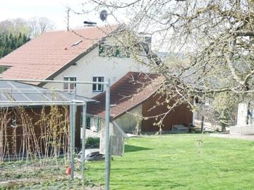 Wohnhaus mit zwei Wohnungen, Mehrfachgarage und gemütlichen Hausgarten