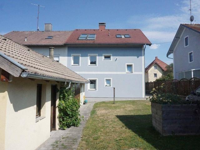 Coming soon: gepflegtes Zweifamilienwohnhaus mit Nebengebäude und Garage