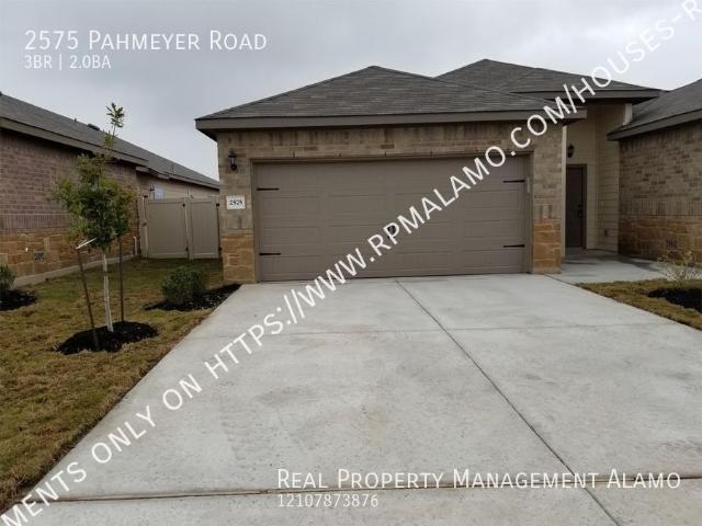 APPLICATION RECEIVED* *MOVE IN SPECIAL* High Ceilings, Fenced Yard & 2 Car Garage – New Braunfels Living!