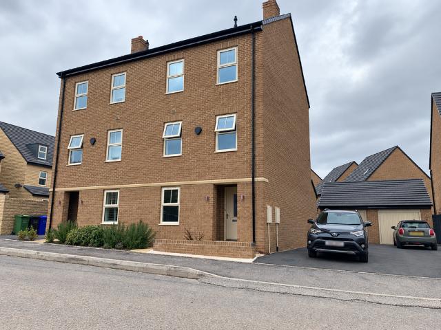 Comley Crescent, Chesterfield, S41 4 bed semi detached house to rent £1,400 pcm £323 pw