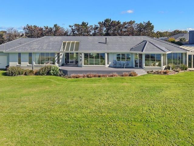 Commanding Clifftop Bay Views