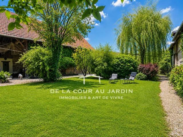 Comme un petit hameau privé au cœur d'un village de caractèr. 240m² Cerneux